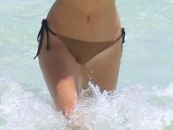 Kendall Jenner w skąpym bikini na plaży